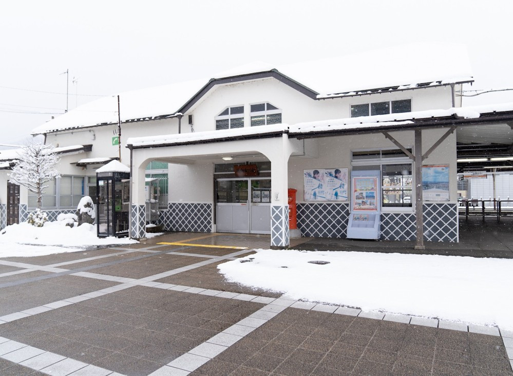 Để đến Hida Furukawa, du khách có thể di chuyển từ Tokyo bằng tàu JR Hokuriku Shinkansen đến ga Toyama, sau đó chuyển sang tàu JR Takayama Line Limited Express và xuống tại ga Hida Furukawa. Hiện thị trấn cổ này miễn phí vé tham quan, thuận tiện cho việc khám phá trong ngày hoặc lưu trú ngắn. Nằm trong khu vực Hokuriku Shinetsu – Tokai, Hida Furukawa sở hữu sự giao thoa thú vị giữa vùng tuyết dày và khu vực khí hậu ôn hòa, đồng thời là điểm kết nối thuận tiện giữa Tokyo và Osaka. Ảnh JNTO