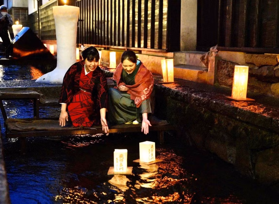 Theo phong tục, nến trắng tượng trưng cho điều ước, còn nến đỏ thể hiện lòng biết ơn khi mong cầu đã trở thành hiện thực. Du khách có thể tự tay thắp một ngọn nến, gửi gắm hy vọng cho năm mới trong không gian yên bình hiếm có. Ảnh JNTO