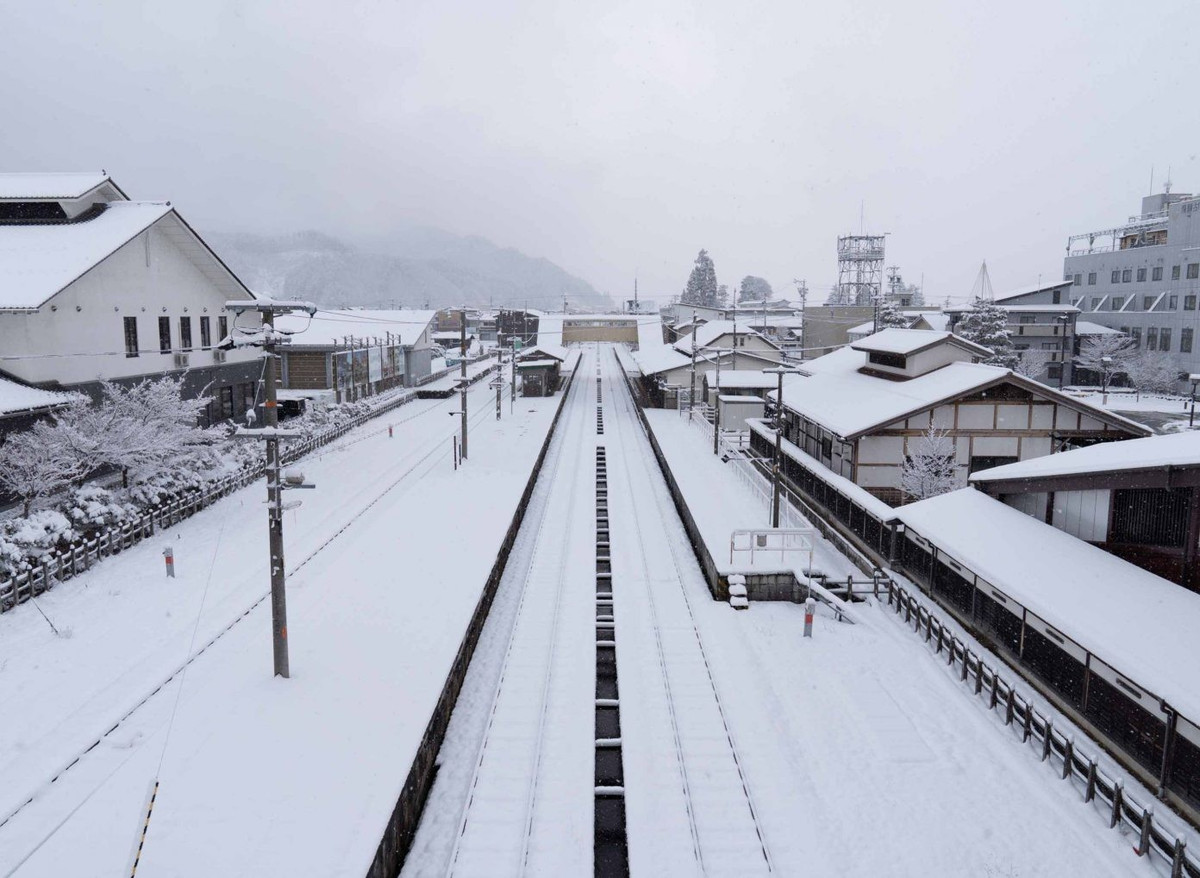 Vẻ cuốn hút của Hida Furukawa nằm ở không gian cổ xưa được gìn giữ gần như nguyên vẹn. Những ngôi nhà gỗ truyền thống, cầu nhỏ bắc qua kênh nước, các cửa tiệm lâu đời nép mình trong tuyết tạo nên bức tranh giản dị nhưng sâu lắng. Mùa đông ở tỉnh Gifu có tuyết song nhiệt độ không quá khắc nghiệt, thuận lợi để du khách thong thả tản bộ, ngắm cảnh và cảm nhận rõ nét hơi thở mùa đông Nhật Bản. Ảnh JNTO