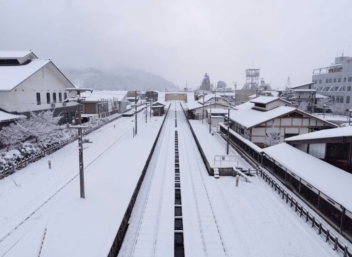 Vẻ cuốn hút của Hida Furukawa nằm ở không gian cổ xưa được gìn giữ gần như nguyên vẹn. Những ngôi nhà gỗ truyền thống, cầu nhỏ bắc qua kênh nước, các cửa tiệm lâu đời nép mình trong tuyết tạo nên bức tranh giản dị nhưng sâu lắng. Mùa đông ở tỉnh Gifu có tuyết song nhiệt độ không quá khắc nghiệt, thuận lợi để du khách thong thả tản bộ, ngắm cảnh và cảm nhận rõ nét hơi thở mùa đông Nhật Bản. Ảnh JNTO