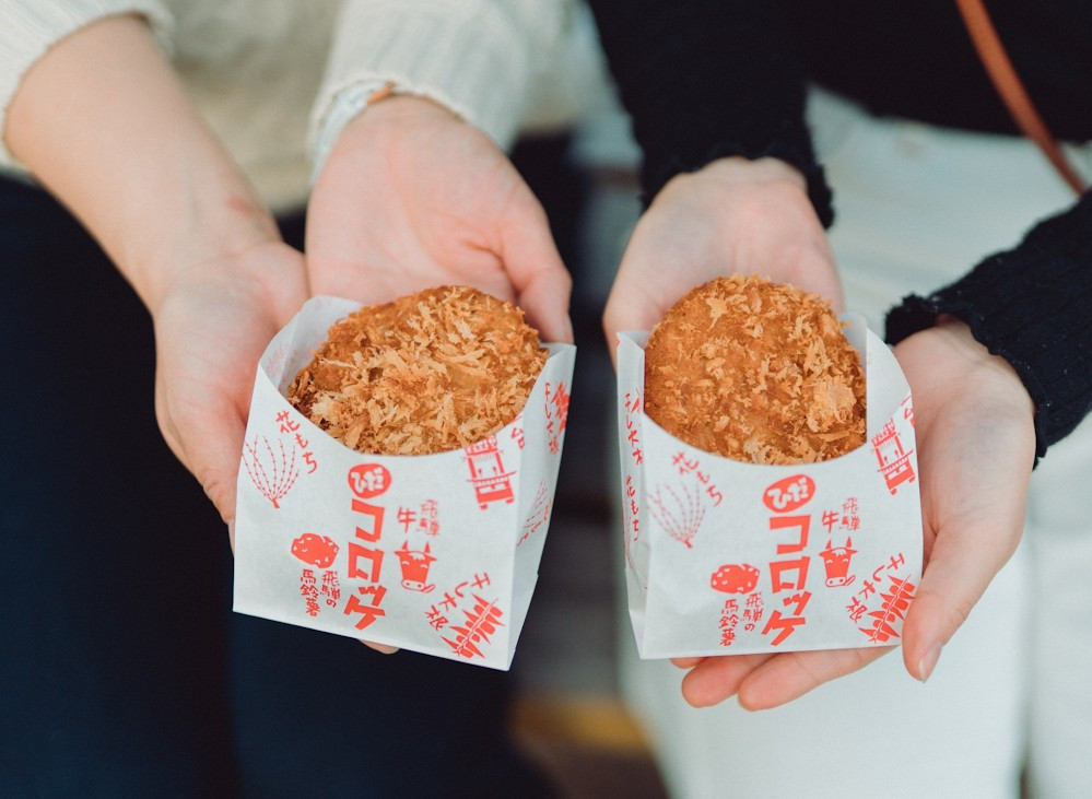 Bên cạnh đó, gohei mochi – cơm nướng xiên phủ sốt mè hoặc miso – là món ăn dân dã nhưng rất được ưa chuộng trong mùa lạnh. Du khách cũng có thể thưởng thức ramen địa phương, ghé thăm các hầm rượu sake lâu đời hay dừng chân tại những quán cà phê nhỏ mang đậm dấu ấn bản địa. Ảnh JNTO