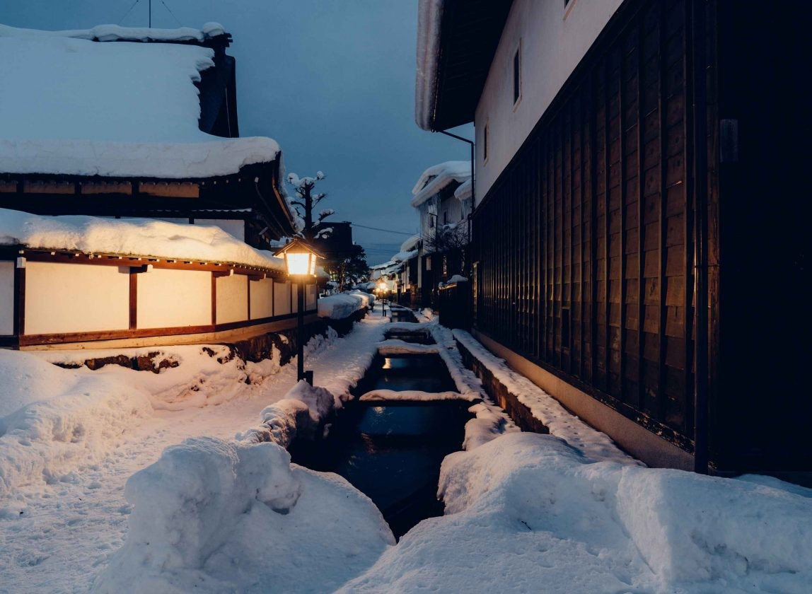 Thị trấn này còn được nhiều người biết đến khi trở thành nguồn cảm hứng cho bối cảnh trong bộ phim hoạt hình nổi tiếng “Your Name”. Ga Furukawa hay đền Keta Wakamiya là những điểm đến quen thuộc của du khách yêu điện ảnh, những người tìm về đây để “sống lại” các khung hình lãng mạn trong phim. Bên cạnh đó, trải nghiệm bện dây Kumihimo – một nghề thủ công truyền thống của địa phương – cũng mang đến cho du khách cơ hội chạm vào đời sống văn hóa bản địa, nơi sự tỉ mỉ và tinh thần gắn kết được thể hiện qua từng sợi dây đan. Ảnh JNTO