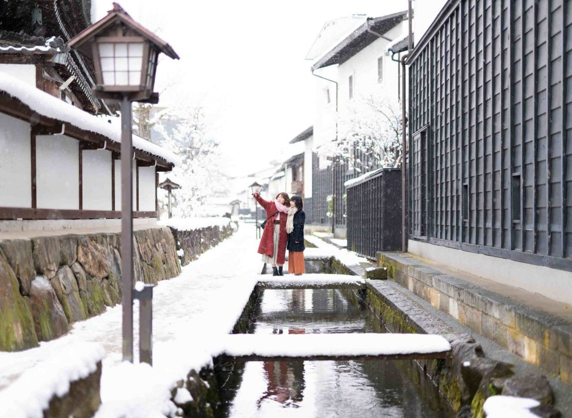 Khi những bông tuyết đầu mùa nhẹ rơi trên mái ngói cũ, Hida Furukawa – thị trấn cổ thuộc tỉnh Gifu (Nhật Bản) dường như bước vào khoảng lặng đẹp nhất trong năm. Không ồn ào, không đông đúc, nơi đây mang đến cho du khách cảm giác yên bình hiếm có, khi nhịp sống chậm rãi hòa cùng sắc trắng tinh khôi của mùa đông. Ảnh JNTO