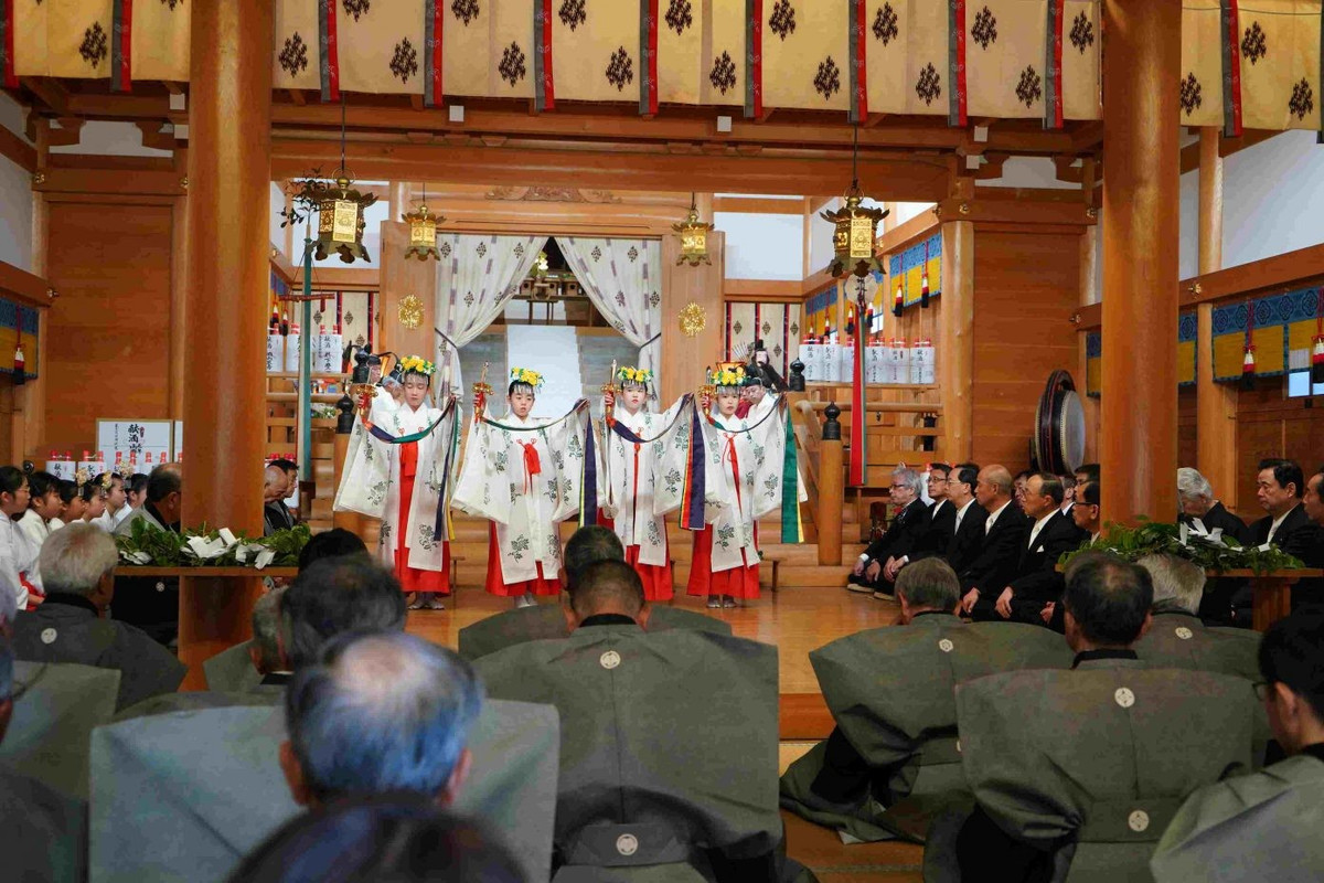 Giữa mùa tuyết, Hida Furukawa trở nên rộn ràng hơn vào ngày 15/1 với lễ hội Santera Mairi – lễ cầu duyên nổi tiếng của thị trấn. Người tham gia mang theo điều ước, lần lượt ghé thăm ba ngôi chùa trong khu vực, gửi gắm mong cầu về tình duyên, hạnh phúc và bình an. Trong tiết trời lạnh giá, không gian lễ hội vẫn giữ được sự ấm áp và linh thiêng, thu hút cả người dân địa phương lẫn du khách phương xa. Ảnh JNTO