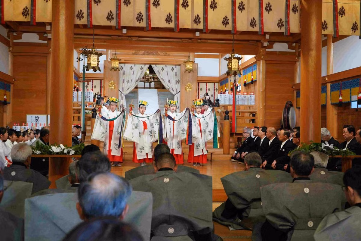 Giữa mùa tuyết, Hida Furukawa trở nên rộn ràng hơn vào ngày 15/1 với lễ hội Santera Mairi – lễ cầu duyên nổi tiếng của thị trấn. Người tham gia mang theo điều ước, lần lượt ghé thăm ba ngôi chùa trong khu vực, gửi gắm mong cầu về tình duyên, hạnh phúc và bình an. Trong tiết trời lạnh giá, không gian lễ hội vẫn giữ được sự ấm áp và linh thiêng, thu hút cả người dân địa phương lẫn du khách phương xa. Ảnh JNTO