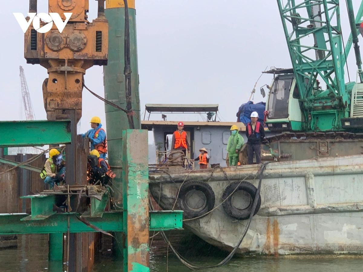 Tương tự, công nhân Lương Thành Đô (Công ty Đạt Phương) cho hay, lực lượng làm xuyên Tết chỉ nghỉ ngày 29 tháng Chạp, từ chiều mùng 1 đã quay lại thi công. “Tiến độ gấp, được lãnh đạo quan tâm, gia đình động viên nên anh em đều sẵn sàng ở lại”, anh Đô nói.