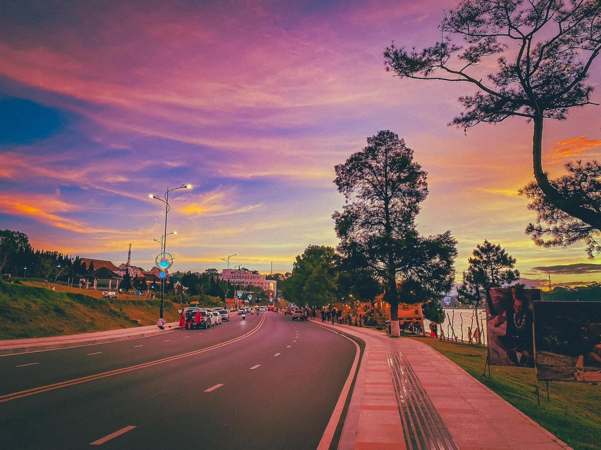 Đà Lạt, thành phố mờ sương, luôn thu hút du khách bởi khí hậu mát mẻ quanh năm và vẻ đẹp thiên nhiên hùng vĩ. Tuy nhiên, có một điều đặc biệt không thể bỏ qua khi đến Đà Lạt là những khoảnh khắc hoàng hôn tuyệt đẹp. Ảnh CheckinVietNam