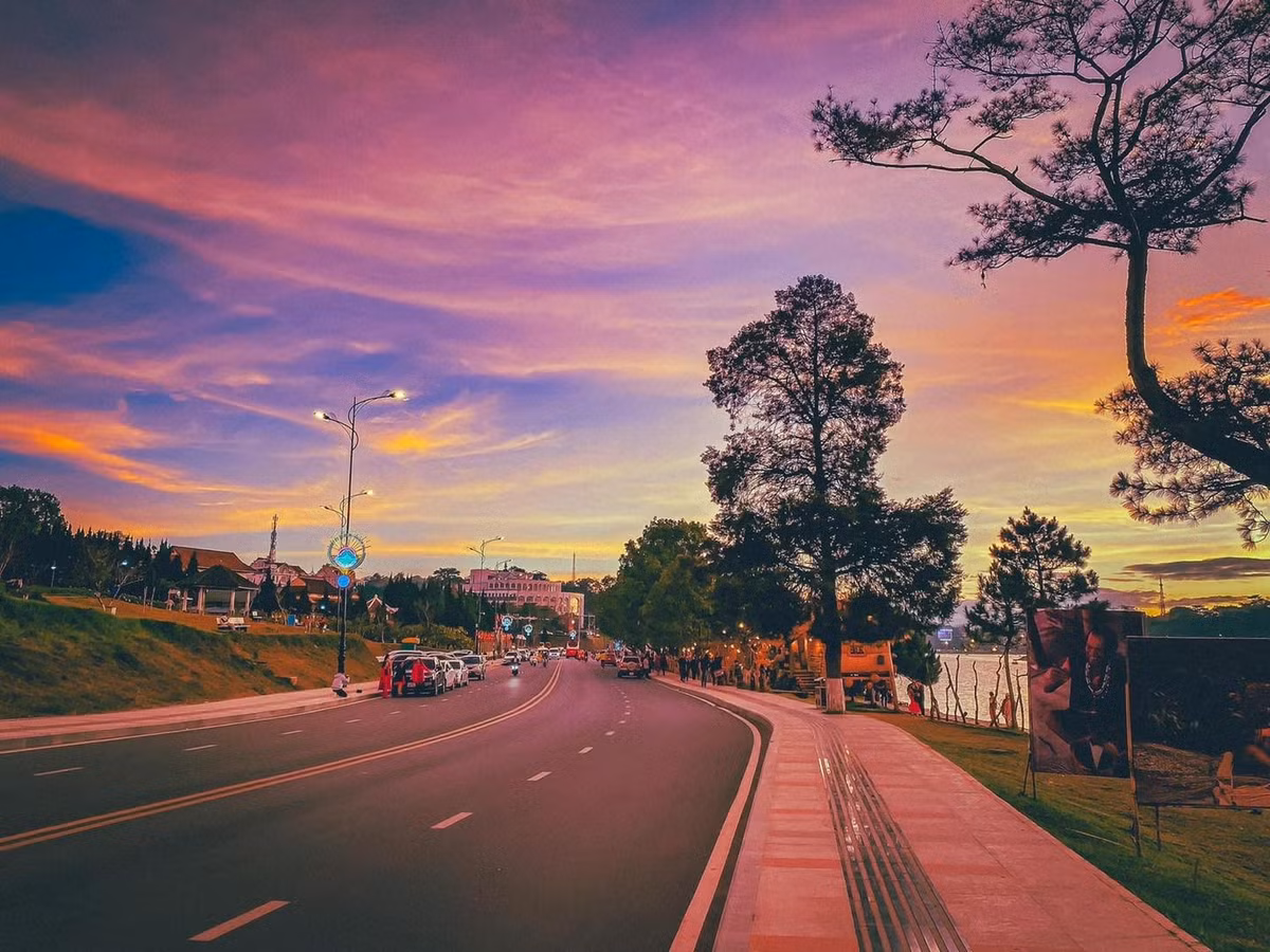 Đà Lạt, thành phố mờ sương, luôn thu hút du khách bởi khí hậu mát mẻ quanh năm và vẻ đẹp thiên nhiên hùng vĩ. Tuy nhiên, có một điều đặc biệt không thể bỏ qua khi đến Đà Lạt là những khoảnh khắc hoàng hôn tuyệt đẹp. Ảnh CheckinVietNam