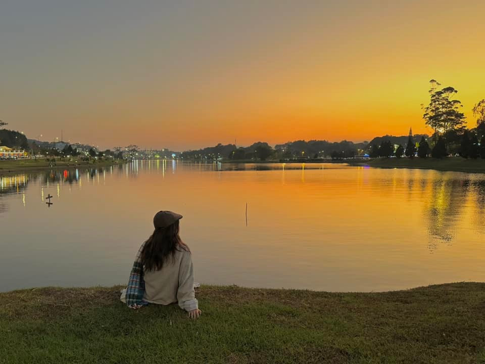 Khi ánh nắng cuối ngày phản chiếu qua hàng thông và mặt hồ gợn sóng, không gian trở nên dịu dàng, yên ả. Đây cũng là nơi nhiều cặp đôi lựa chọn để lưu giữ khoảnh khắc lãng mạn trong chuyến đi Đà Lạt. Ảnh Bích Ngọc Bích