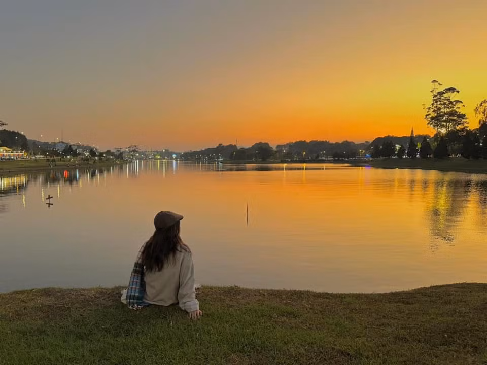 Khi ánh nắng cuối ngày phản chiếu qua hàng thông và mặt hồ gợn sóng, không gian trở nên dịu dàng, yên ả. Đây cũng là nơi nhiều cặp đôi lựa chọn để lưu giữ khoảnh khắc lãng mạn trong chuyến đi Đà Lạt. Ảnh Bích Ngọc Bích