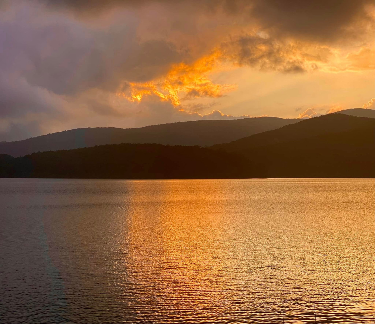 Hồ Tuyền Lâm là một trong những hồ nước lớn và đẹp nhất của Đà Lạt. Vào lúc hoàng hôn, ánh nắng phản chiếu trên mặt hồ tạo nên một cảnh tượng kỳ diệu. Ảnh CheckinVietNam