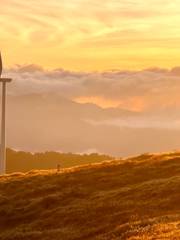 Khi mặt trời dần khuất sau những ngọn đồi và những cánh rừng thông, không gian như lắng đọng lại trong sắc vàng cam rực rỡ. Dưới đây là những địa điểm lý tưởng để du khách có thể thưởng thức hoàng hôn ở thành phố này. Ảnh Hà Mò