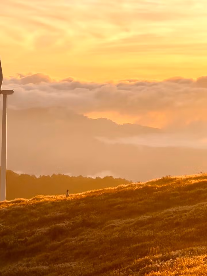 Khi mặt trời dần khuất sau những ngọn đồi và những cánh rừng thông, không gian như lắng đọng lại trong sắc vàng cam rực rỡ. Dưới đây là những địa điểm lý tưởng để du khách có thể thưởng thức hoàng hôn ở thành phố này. Ảnh Hà Mò