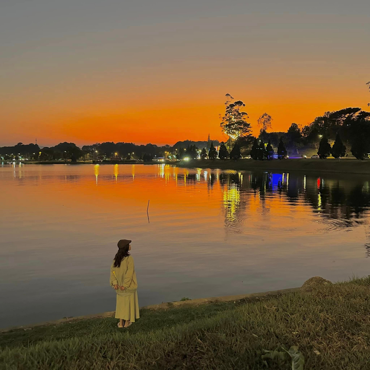 Ngay trung tâm thành phố, hồ Xuân Hương là địa điểm lý tưởng để du khách vừa tản bộ, vừa ngắm hoàng hôn buông nhẹ trên mặt nước. Ảnh Bích Ngọc Bích