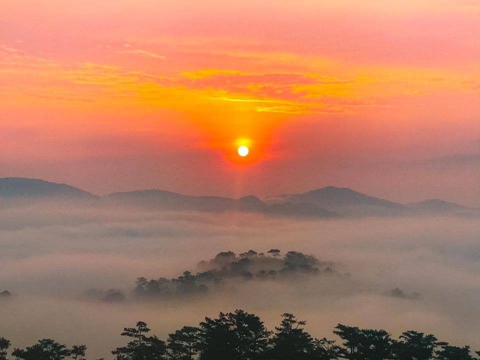 Cách trung tâm thành phố khoảng 10 km, đồi Đa Phú là một trong những địa điểm yêu thích của các tín đồ phượt. Nơi đây không chỉ là điểm ngắm mây đẹp vào sáng sớm mà còn là một tọa độ lý tưởng để thưởng thức hoàng hôn. Ảnh ZoomTravel