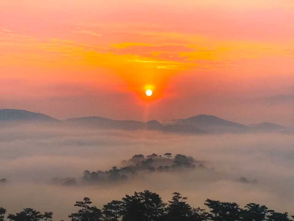 Cách trung tâm thành phố khoảng 10 km, đồi Đa Phú là một trong những địa điểm yêu thích của các tín đồ phượt. Nơi đây không chỉ là điểm ngắm mây đẹp vào sáng sớm mà còn là một tọa độ lý tưởng để thưởng thức hoàng hôn. Ảnh ZoomTravel