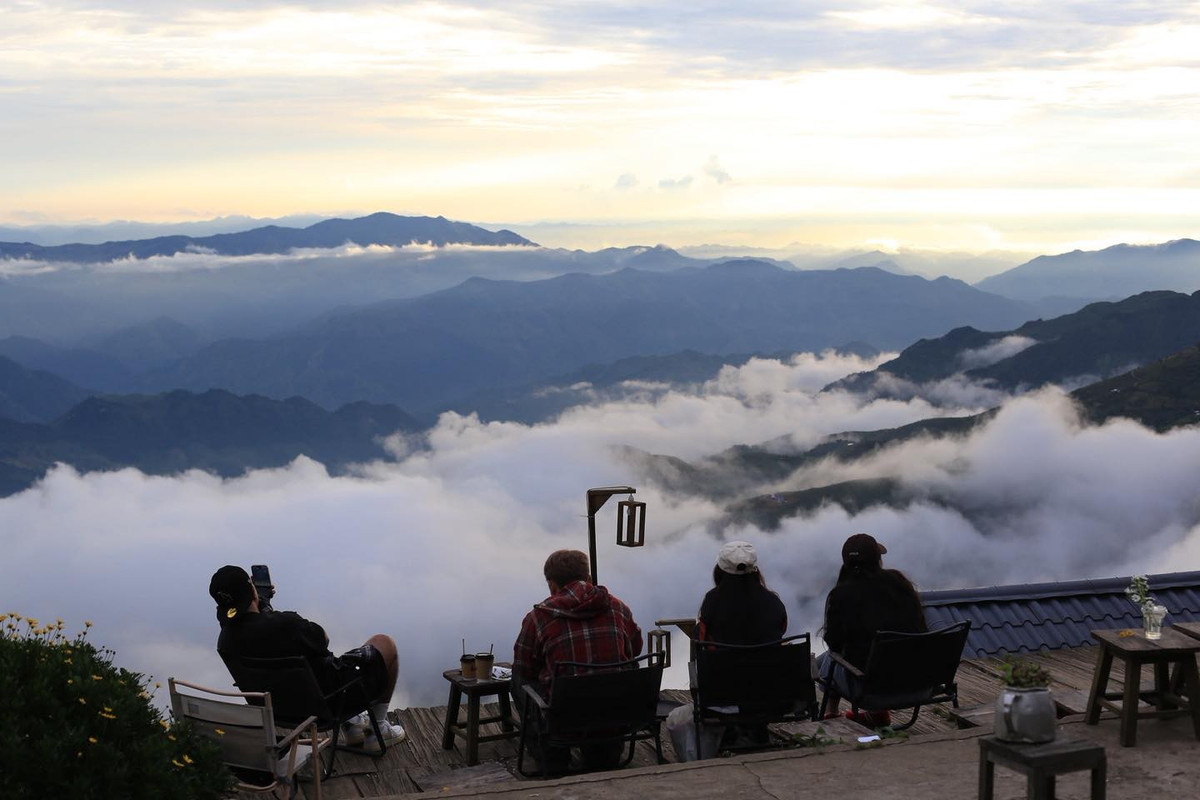 Chỉ cách Mị Ơi vài bước chân, Hiên Coffee nép mình dưới những tán cây táo mèo cổ thụ, mang vẻ mộc mạc và thân thuộc. Ánh đèn vàng ấm áp cùng tiếng gió thổi qua mái gỗ khiến nơi đây như một “hiên nhà” đúng nghĩa giữa trời mây. Ảnh Fanpage Hiên