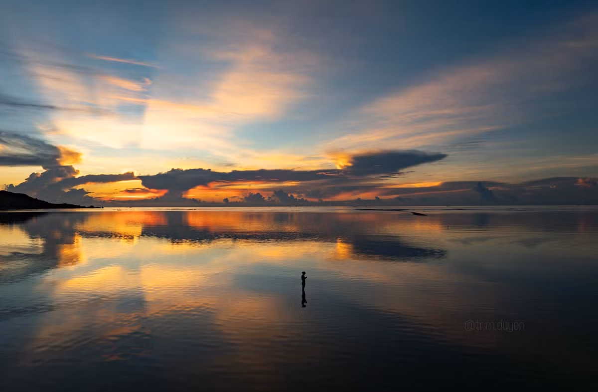 Mặt biển chỉ xăm xắp ở mức mắt cá chân, tạo nên cảm giác vô tận, không có điểm dừng, như thể biển và trời hòa vào nhau. Ảnh Mỹ Duyên