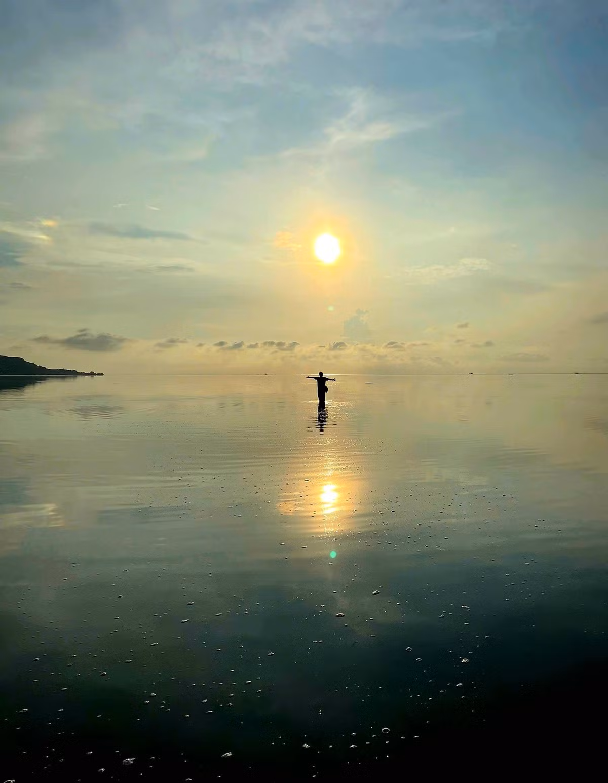 Với khung cảnh tuyệt đẹp và sự dễ dàng trong việc di chuyển, biển "vô cực" ở Ninh Thuận là một trong những điểm đến không thể bỏ qua cho những ai yêu thích khám phá thiên nhiên và tìm kiếm những góc chụp ảnh độc đáo. Đây là địa điểm lý tưởng để thư giãn, thưởng thức vẻ đẹp hoang sơ của biển cả và có những bức ảnh check-in đầy ấn tượng. Ảnh Lê Thi