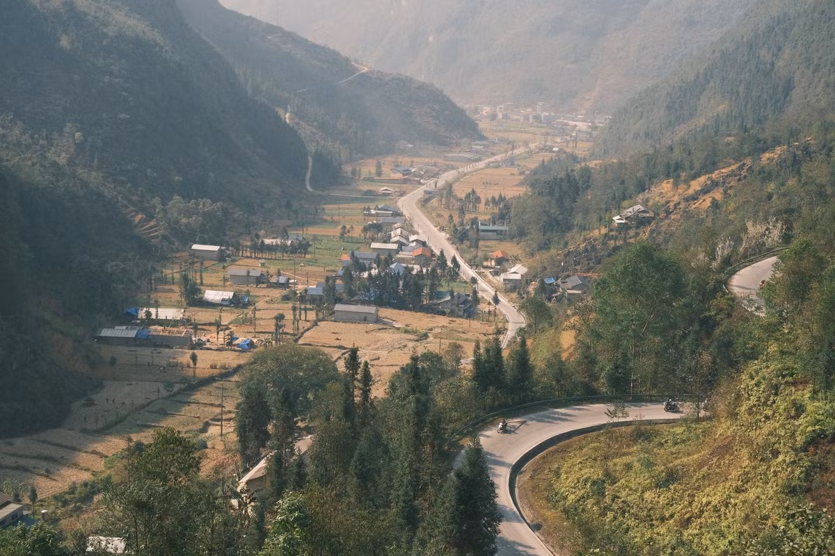 Xen giữa sắc trắng tinh khôi là những cành đào phai nở rộ, mang lại điểm nhấn nhẹ nhàng mà cuốn hút. Vẻ đẹp ấy không rực rỡ như những mùa hoa nơi phố thị, nhưng lại khiến người ta nhớ lâu bởi sự nguyên sơ, tĩnh lặng.