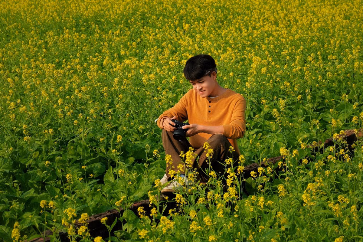 Cánh đồng hoa cải ở Thuận An vốn được trồng để lấy hạt giống phục vụ sản xuất, trong đó hoa cải vàng nở từ cây rau cải canh, còn hoa trắng xuất phát từ giống cải củ. Tuy nhiên, sắc hoa bung nở giữa tiết trời se lạnh vài năm gần đây đã biến nơi này thành điểm check-in nổi tiếng. Ảnh Tuyên Parafu