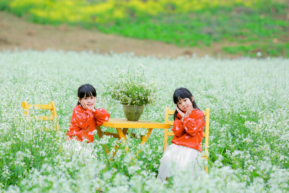 Turister trenger bare å løfte kameraene sine for å få vakre bilder som postkort. Bilde av oss tre.