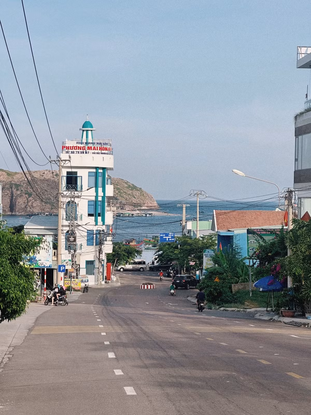 Điều khiến du khách yêu mến Nhơn Hải không chỉ là phong cảnh mà còn là sự sạch sẽ, văn minh. Các cô chú lao công ở đây thường xuyên dọn rác, khiến bãi biển luôn giữ được vẻ trong lành. Nhờ đó, dù là địa điểm còn ít người biết tới, nơi đây vẫn để lại ấn tượng đẹp cho những ai từng ghé qua. Ảnh Đặng Quang Vinh