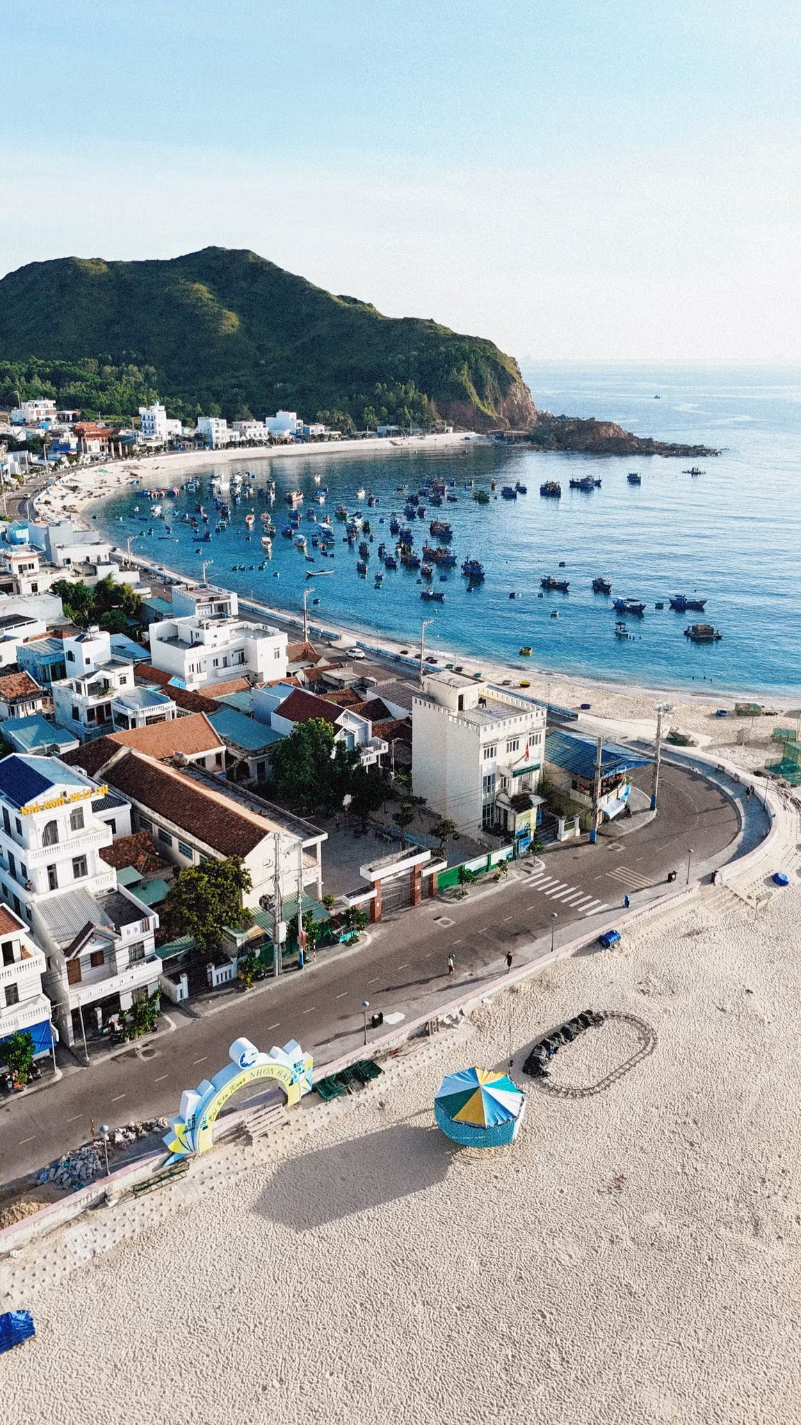 Dù thời gian lưu trú khá ngắn, anh Vinh vẫn gợi ý một hoạt động thú vị tại đây mà anh chưa kịp thử: tour ngắm san hô, lặn rong mơ và khám phá đảo Hòn Khô – một trải nghiệm rất đặc trưng của vùng biển Nhơn Hải. Nhiều người từng tham gia đều đánh giá cao độ trong của nước, hệ sinh thái phong phú và vẻ đẹp của đảo nhỏ chỉ cách bờ vài phút đi thuyền. Ảnh Đặng Quang Vinh