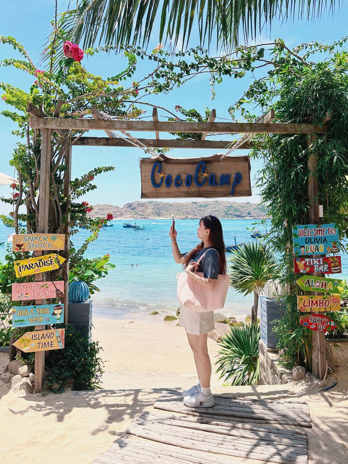 Chiều tối, quanh khu vực gần biển – nhất là đoạn gần Cococamp – thường có nhiều hàng ăn vặt tụ tập, đông vui nhưng vẫn giữ được nét nhẹ nhàng đặc trưng của vùng quê biển. Ảnh Đặng Quang Vinh