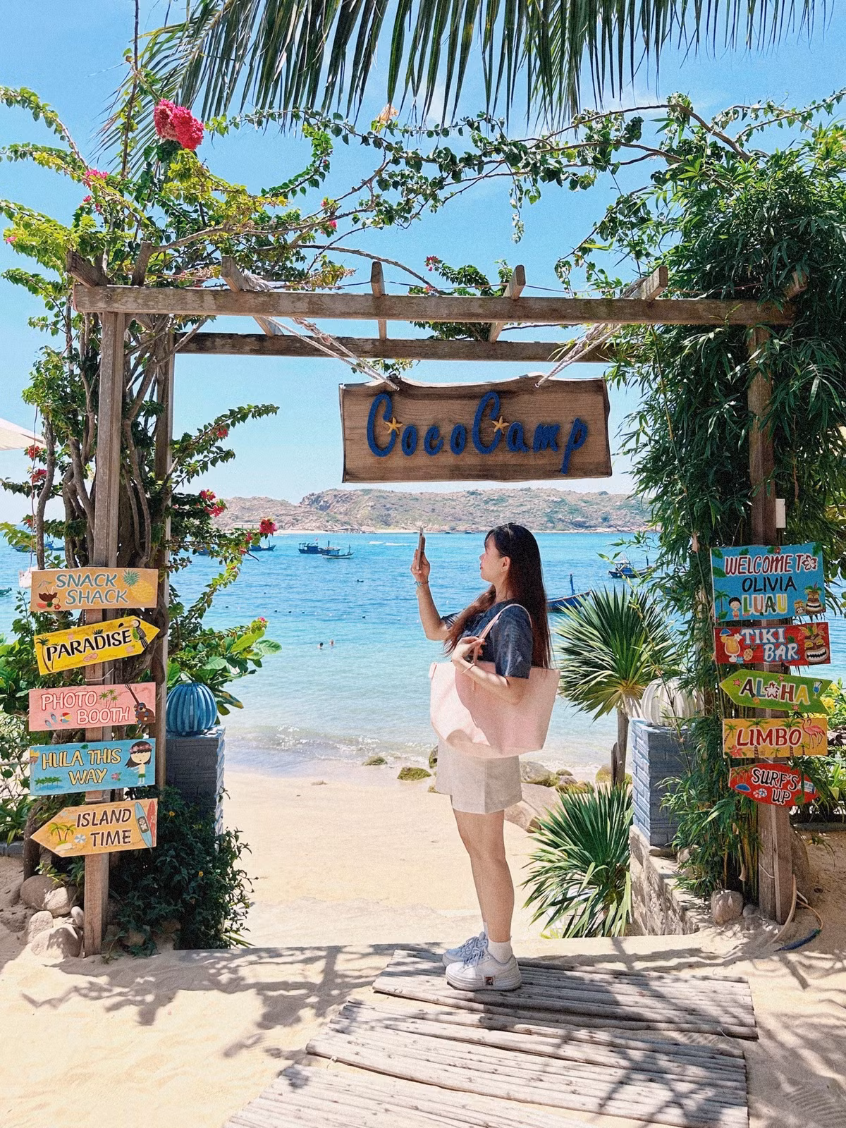 Chiều tối, quanh khu vực gần biển – nhất là đoạn gần Cococamp – thường có nhiều hàng ăn vặt tụ tập, đông vui nhưng vẫn giữ được nét nhẹ nhàng đặc trưng của vùng quê biển. Ảnh Đặng Quang Vinh