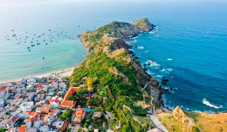 Không chỉ có bãi biển trung tâm, Quy Nhơn còn hấp dẫn với chuỗi điểm đến nổi tiếng như Kỳ Co – Eo Gió, Ghềnh Ráng Tiên Sa, Hòn Khô, Cù Lao Xanh. Ảnh Internet