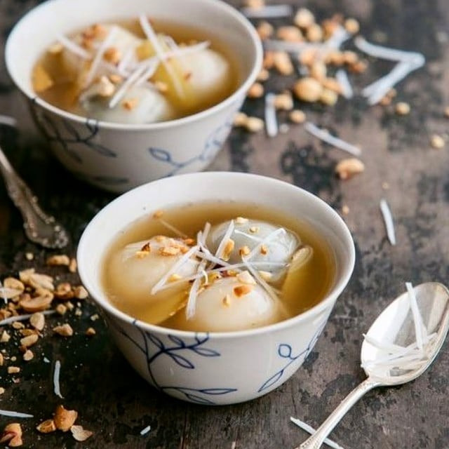 Chè trôi nước – dẻo thơm, ngọt ấm: Viên trôi nước bọc đậu xanh, ăn cùng mè rang, nước gừng và cốt dừa. Món chè mùa lạnh khiến du khách cảm nhận rõ sự hiếu khách của người Huế. Ảnh kinhdoamthuchue