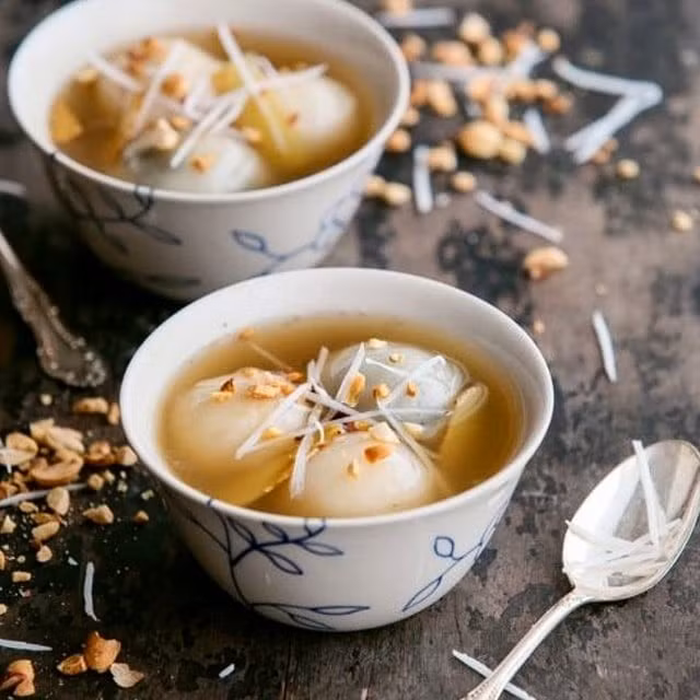 Chè trôi nước – dẻo thơm, ngọt ấm: Viên trôi nước bọc đậu xanh, ăn cùng mè rang, nước gừng và cốt dừa. Món chè mùa lạnh khiến du khách cảm nhận rõ sự hiếu khách của người Huế. Ảnh kinhdoamthuchue