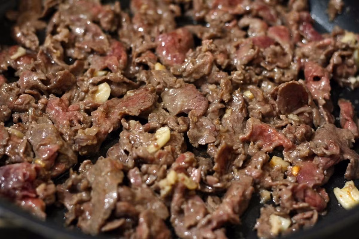 Khi chế biến, thịt bò được xào nhanh trên lửa lớn đến khi chín tái rồi múc ra. Ảnh minh họa