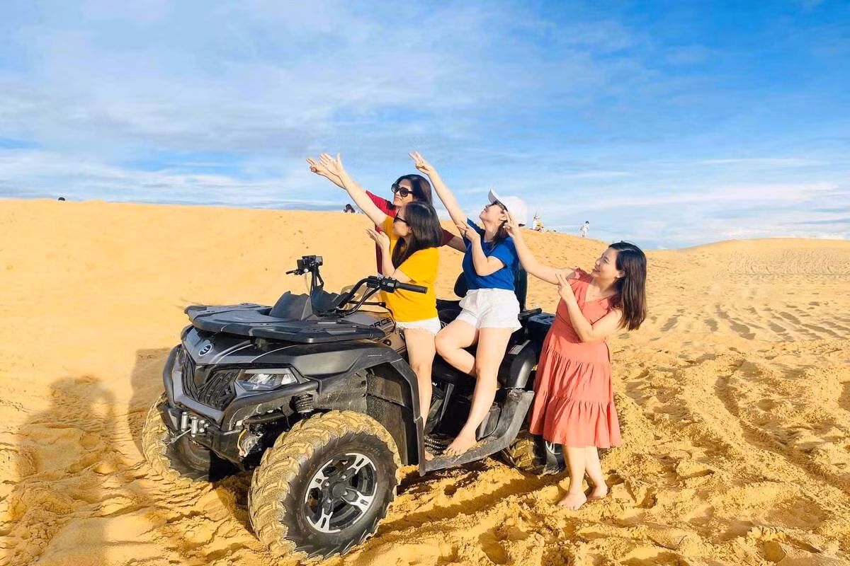 Tuy nhiên, vào mùa hè, đặc biệt những ngày có gió Lào, nhiệt độ có thể lên rất cao khiến mặt cát bỏng rát. Du khách nên tránh khung giờ từ 11h đến 14h, đồng thời mang theo kính, khẩu trang để giảm bụi cát bay vào mắt và mũi khi đứng trên đỉnh đồi – nơi gió thường rất lớn. Ảnh QuangBinh Travel