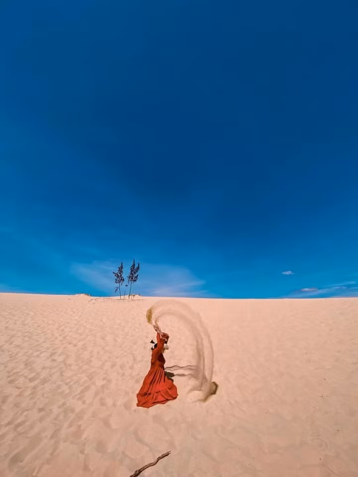 Ván trượt được làm từ nhựa, dài khoảng 1 m, rộng 40 cm, phía trước buộc dây để người chơi dễ dàng điều khiển. Khi trượt, du khách ngồi lên ván, dùng tay kéo dây tạo mặt cong phía trước giúp tăng tốc, hạn chế va chạm vật cản. Ảnh QuangBinh Travel