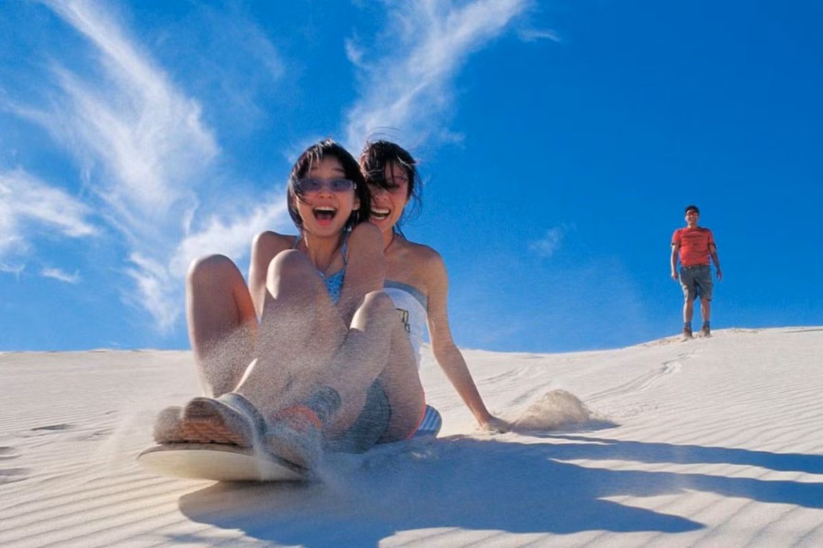 Nằm trên đường Trương Pháp, thuộc phường Đồng Thuận, đồi cát Phú Quang chỉ cách trung tâm tỉnh lỵ Quảng Trị khoảng 8km về hướng đông bắc. Với độ cao gần 100 m, đồi cát nằm sát biển, tạo nên khung cảnh vừa bao la vừa thơ mộng Ảnh luhanh