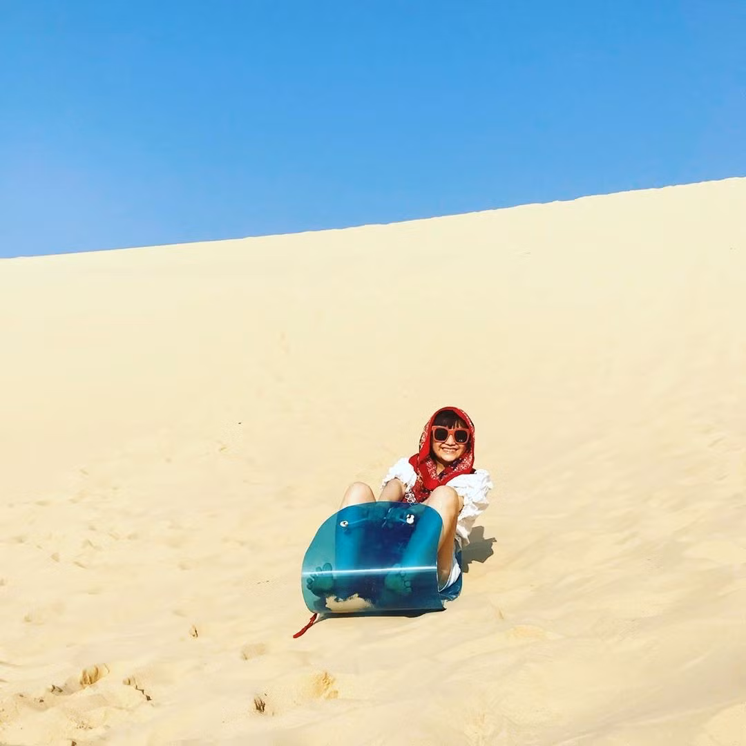 Hiện nay, UBND tỉnh Quảng Trị đã chấp thuận cho một doanh nghiệp thuê đất thực hiện đề án khai thác tạm thời dịch vụ trải nghiệm trượt cát tại đồi Phú Quang. Các hoạt động thường kết thúc trước 19h mỗi ngày để đảm bảo an toàn và giữ gìn cảnh quan. Ảnh dulich