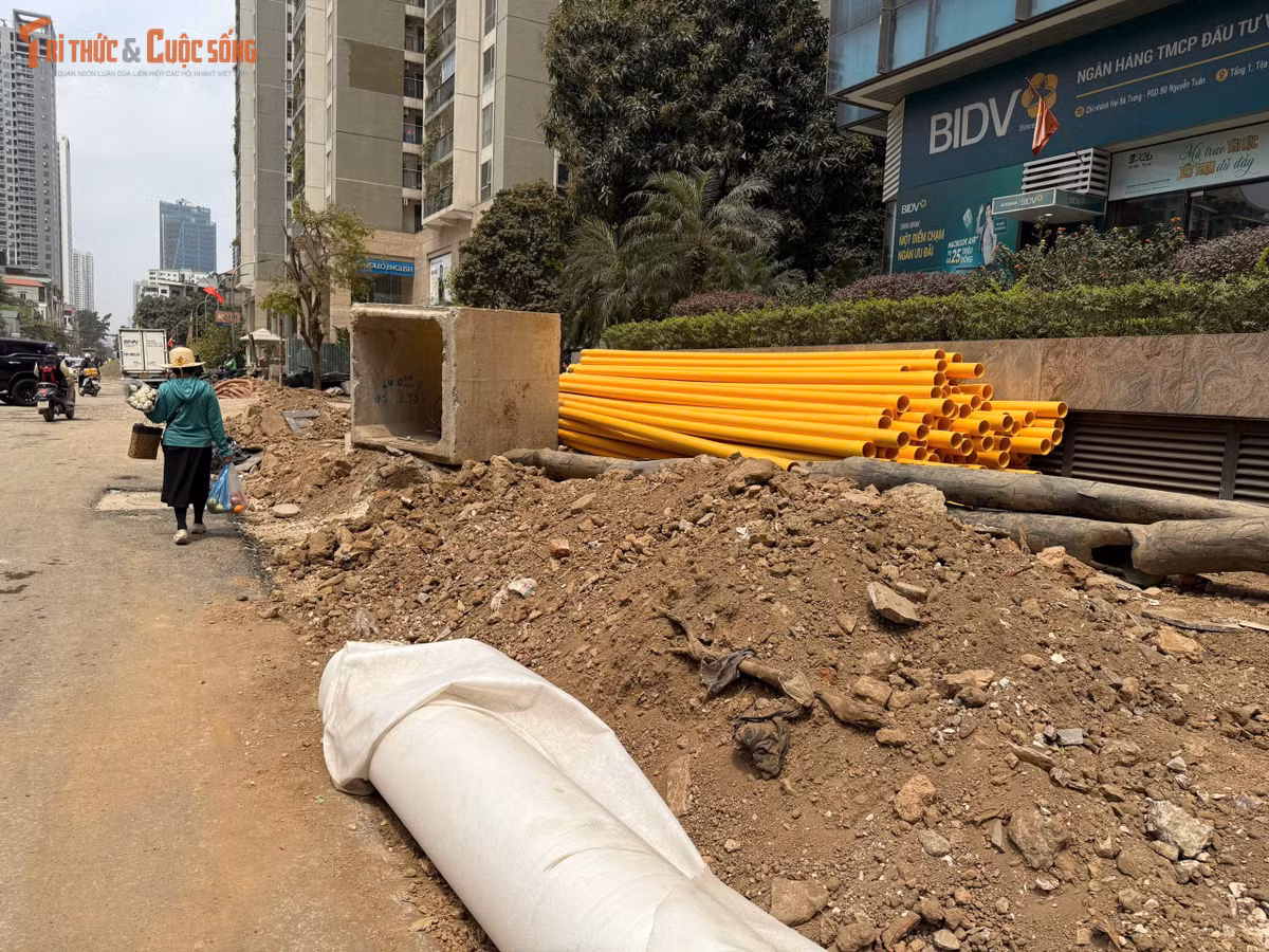 “Chúng tôi chỉ mong làm nhanh cho xong, chứ kéo dài thế này vừa khổ dân, vừa lãng phí,” một người dân bày tỏ.