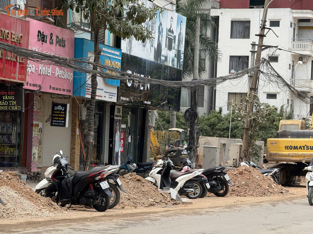 Thế nhưng sau nhiều năm triển khai, công trình vẫn trong tình trạng thi công dở dang. Dọc tuyến, không khó để bắt gặp những đoạn đường bị quây rào, đào xới nham nhở, vật liệu xây dựng, đất đá và hệ thống hạ tầng ngầm lộ thiên nằm ngổn ngang.