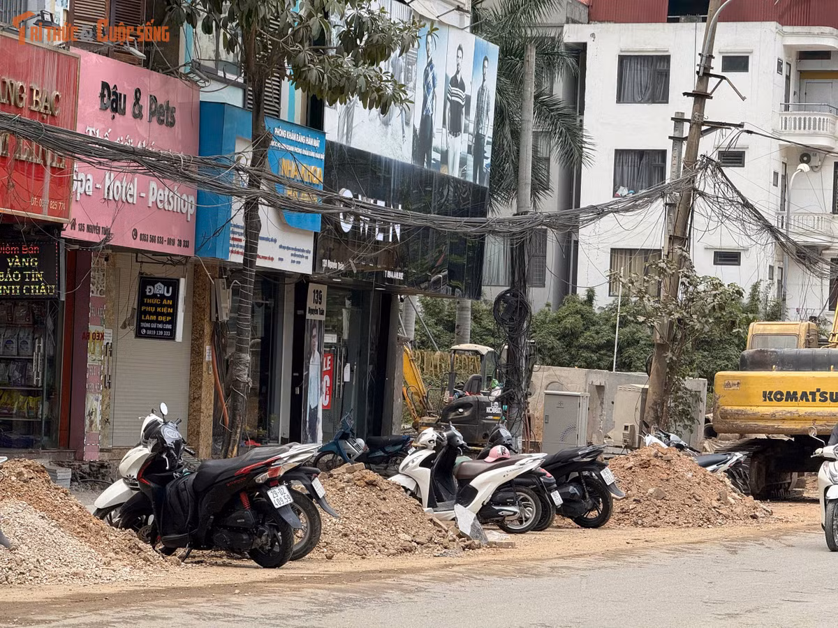 Thế nhưng sau nhiều năm triển khai, công trình vẫn trong tình trạng thi công dở dang. Dọc tuyến, không khó để bắt gặp những đoạn đường bị quây rào, đào xới nham nhở, vật liệu xây dựng, đất đá và hệ thống hạ tầng ngầm lộ thiên nằm ngổn ngang.