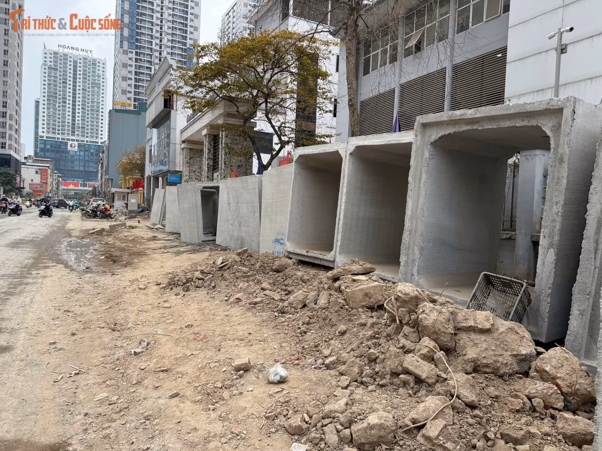 Một người dân khác cho biết: “Đường hẹp lại còn đào xới, xe máy, ô tô đi chung rất nguy hiểm. Chỉ cần bất cẩn một chút là có thể xảy ra tai nạn.”