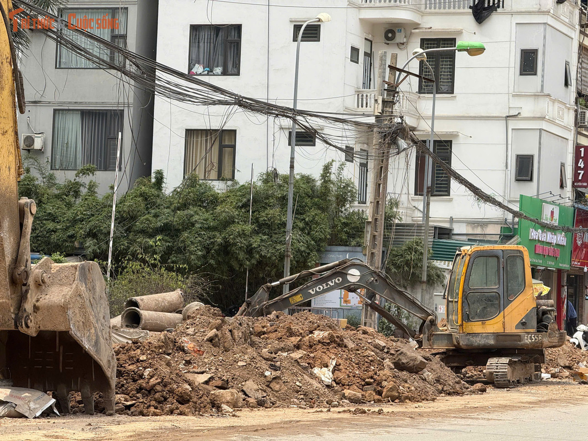 Dự án cải tạo, mở rộng đường Nguyễn Tuân (Hà Nội) được phê duyệt từ năm 2018 với tổng mức đầu tư gần 400 tỷ đồng, chiều dài khoảng 720 m. Theo quy hoạch, tuyến đường sau khi hoàn thành sẽ có mặt cắt ngang 21 m, gồm lòng đường rộng 15 m và hai bên vỉa hè mỗi bên 3 m.