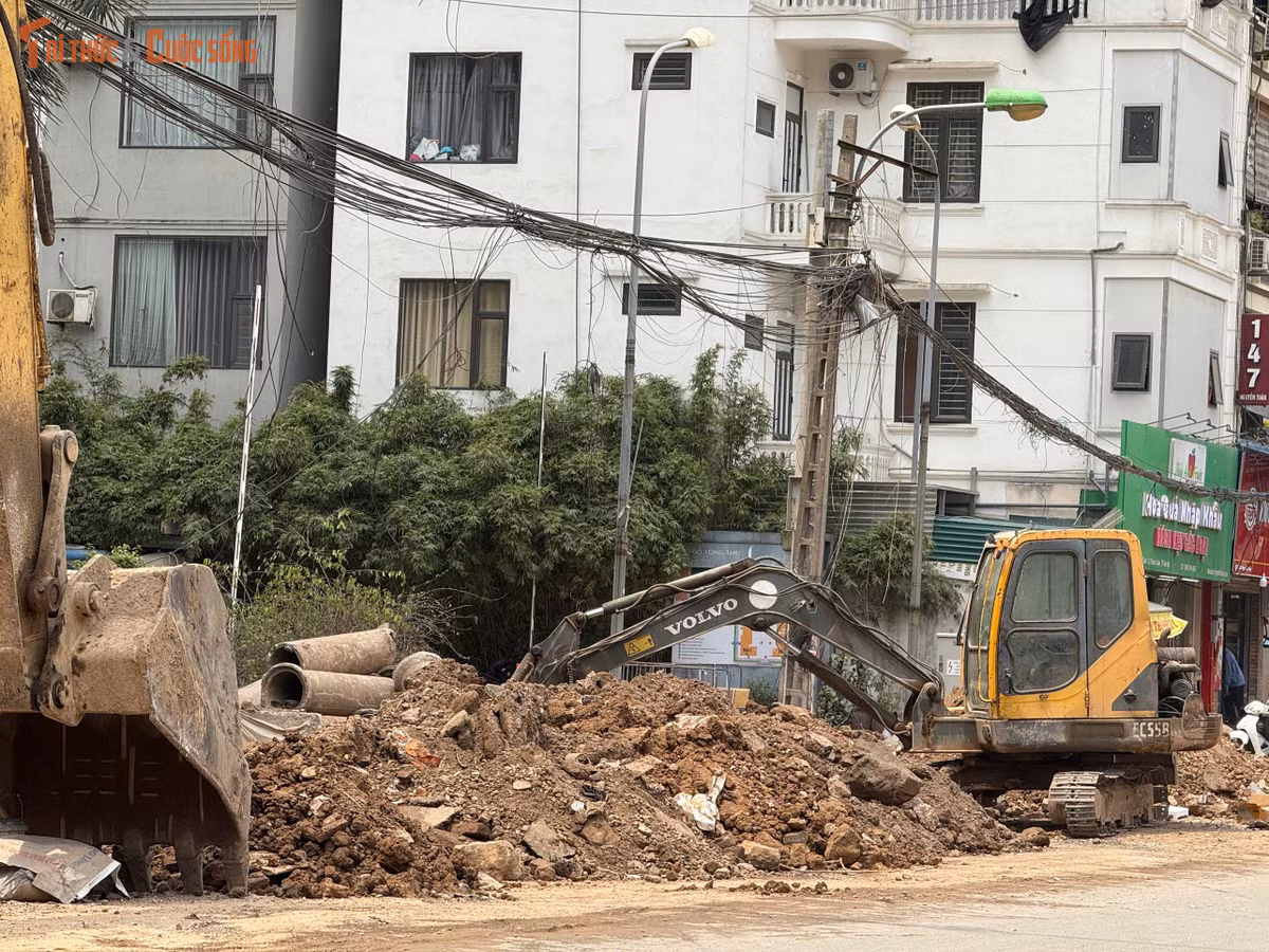 Dự án cải tạo, mở rộng đường Nguyễn Tuân (Hà Nội) được phê duyệt từ năm 2018 với tổng mức đầu tư gần 400 tỷ đồng, chiều dài khoảng 720 m. Theo quy hoạch, tuyến đường sau khi hoàn thành sẽ có mặt cắt ngang 21 m, gồm lòng đường rộng 15 m và hai bên vỉa hè mỗi bên 3 m.