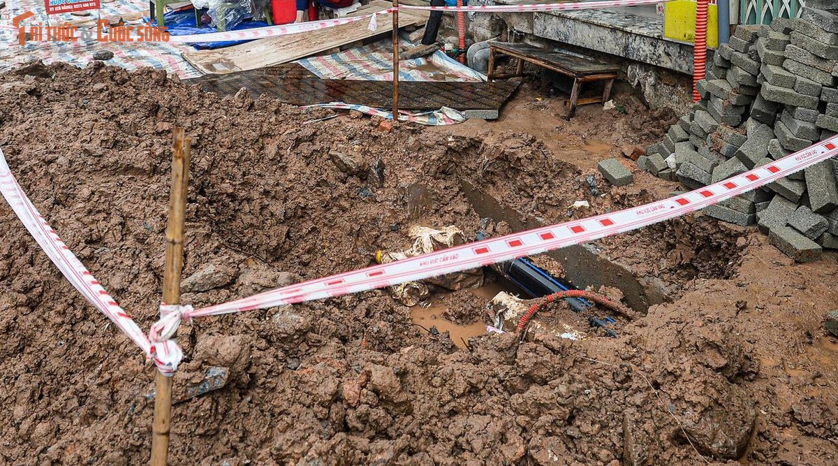 Tại một số vị trí, lối vào nhà bị thu hẹp bởi rào chắn và vật liệu xây dựng. Người dân buộc phải tự ghép ván, kê tạm lối đi để ra vào, tiềm ẩn nhiều nguy hiểm, nhất là khi trời mưa khiến khu vực trở nên trơn trượt, lầy lội.