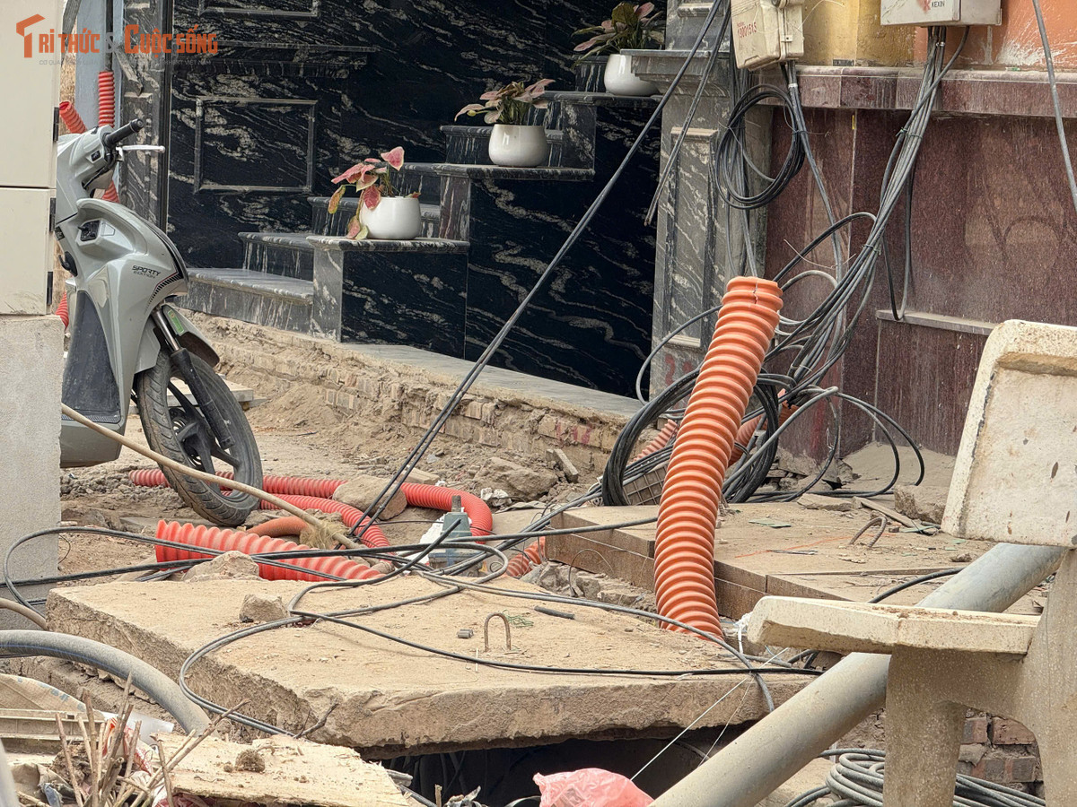 Nhiều cửa hàng mặt phố dù vẫn mở cửa nhưng vắng khách. Nguyên nhân chủ yếu do đường sá đi lại khó khăn, chỗ đỗ xe hạn chế, tâm lý e ngại của khách khi phải len lỏi qua khu vực công trường.