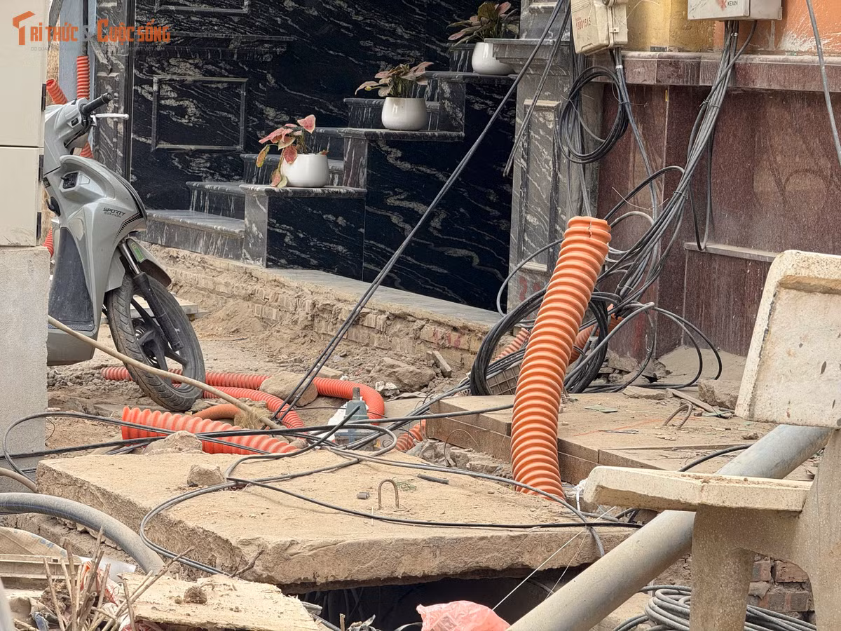 Nhiều cửa hàng mặt phố dù vẫn mở cửa nhưng vắng khách. Nguyên nhân chủ yếu do đường sá đi lại khó khăn, chỗ đỗ xe hạn chế, tâm lý e ngại của khách khi phải len lỏi qua khu vực công trường.