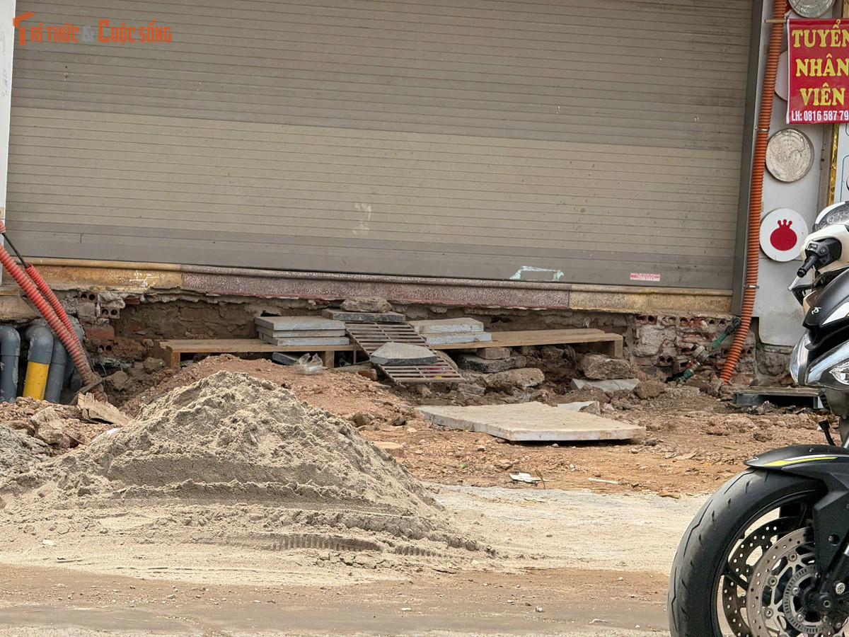 Không gian đô thị vốn đông đúc nay càng trở nên chật chội, nhếch nhác khi công trường “xen lẫn” với dòng phương tiện qua lại mỗi ngày.