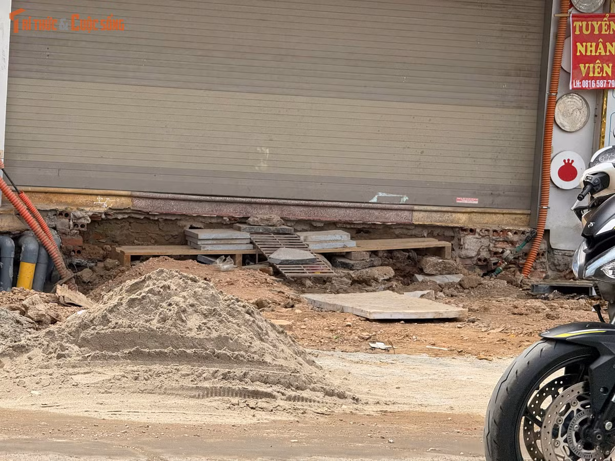 Không gian đô thị vốn đông đúc nay càng trở nên chật chội, nhếch nhác khi công trường “xen lẫn” với dòng phương tiện qua lại mỗi ngày.