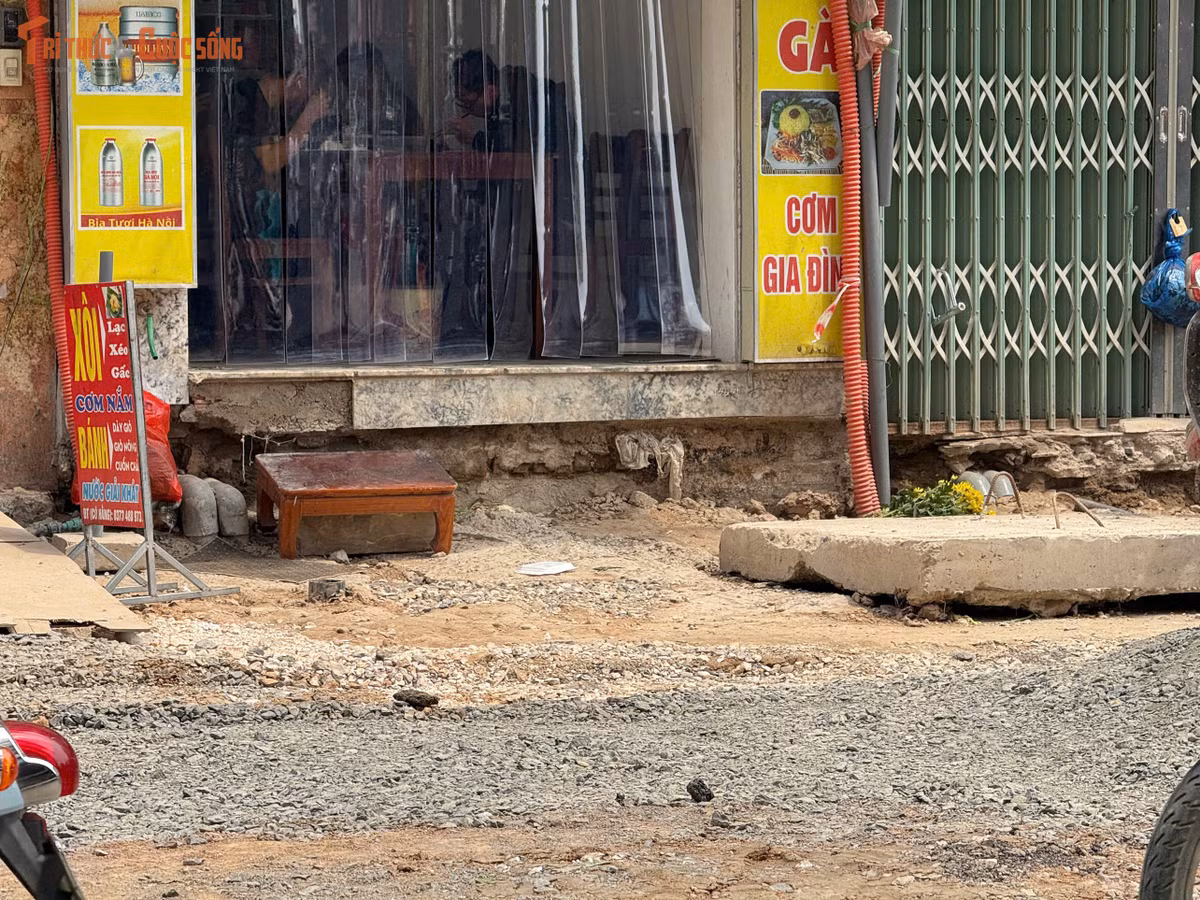 Không chỉ ảnh hưởng đến sinh hoạt, việc thi công kéo dài còn khiến hoạt động kinh doanh của các hộ dân rơi vào cảnh ế ẩm.